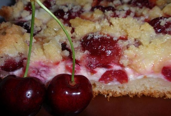 Jednoduchý třešňový koláč s tvarohem a drobenkou