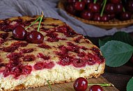 Hrnková bublanina s třešněmi